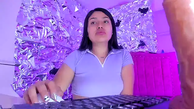 Snapshot of SarahStones chatting on November 24, 2025, 12:32 am SarahStones online show from November 24, 2025, 12:32 am