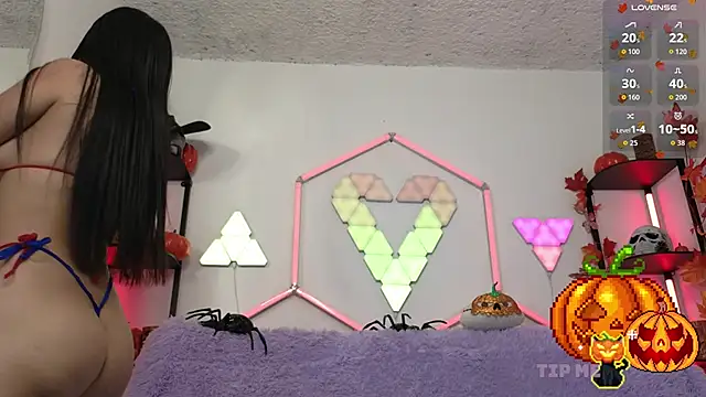 littlevixen18 online show from October 28, 2025, 1:47 pm