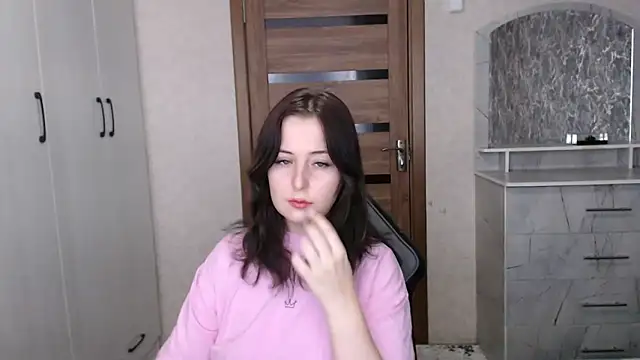 Kristy-Max online show from December 15, 2025, 10:52 am