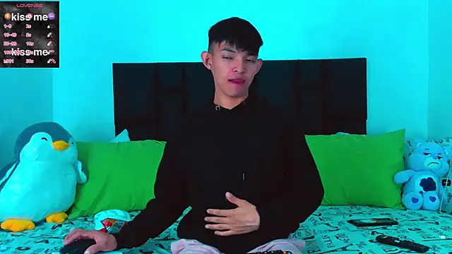Snapshot of Tonny_twink_ chatting on February 8, 2025, 3:52 am Tonny twink  online show from February 8, 2025, 3:52 am