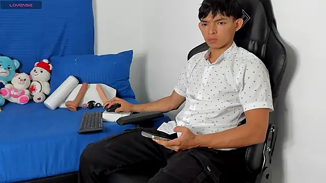 Tonny twink  online show from April 19, 2026, 1:49 am