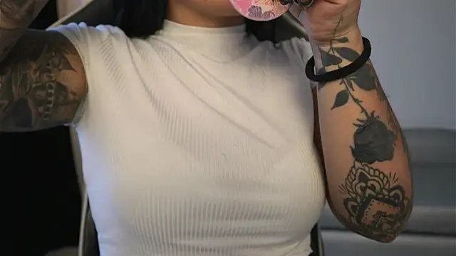 ashleyvalirya online show from April 9, 2026, 7:41 pm