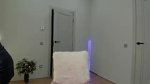  cometoseeme  online show from January 8, 2026, 4:42 pm