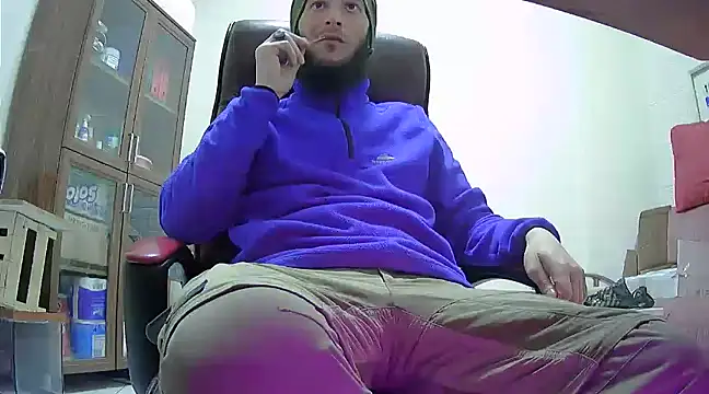 Snapshot of hardbigcock16 chatting on February 14, 2025, 7:07 am hardbigcock16 online show from February 14, 2025, 7:07 am