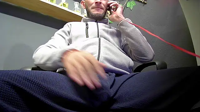 Snapshot of hardbigcock16 chatting on October 16, 2025, 6:36 am hardbigcock16 online show from October 16, 2025, 6:36 am