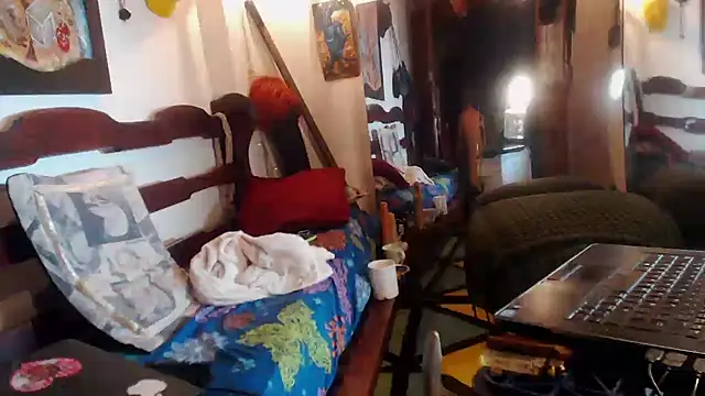 laye19 online show from December 3, 2025, 2:08 am