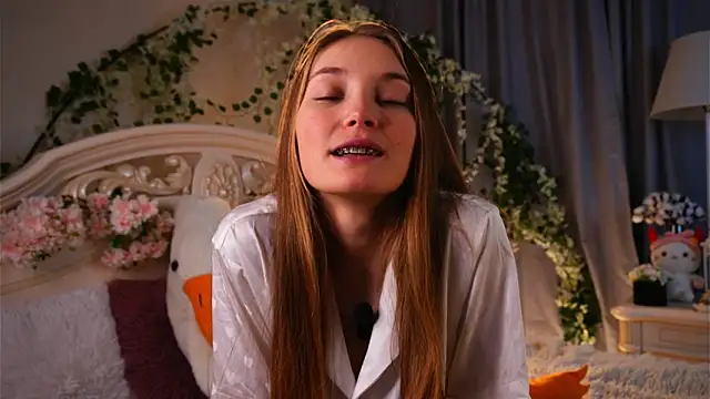 MonaEldon online show from December 4, 2025, 2:21 am