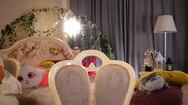 MonaEldon online show from December 17, 2025, 2:28 am