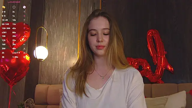 LoraineLuff online show from February 21, 2025, 6:04 pm