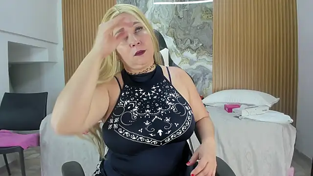 Danna topless online show from September 11, 2025, 12:05 pm