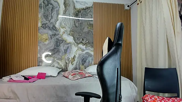 Danna topless online show from November 21, 2025, 12:04 pm