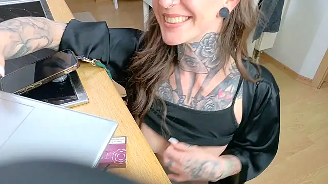 Snapshot of BrownieyQueen chatting on March 10, 2025, 9:43 am BrownieyQueen online show from March 10, 2025, 9:43 am