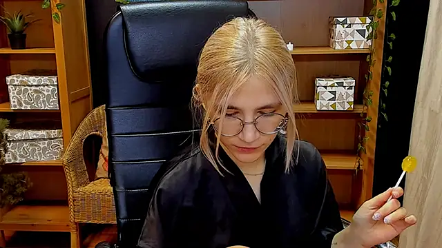 Snapshot of Moon13152 chatting on December 7, 2024, 4:03 pm Moon13152 online show from December 7, 2024, 4:03 pm