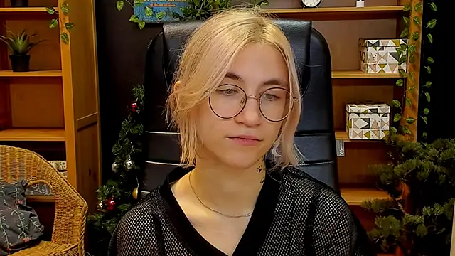 Snapshot of Moon13152 chatting on December 10, 2024, 2:50 pm Moon13152 online show from December 10, 2024, 2:50 pm