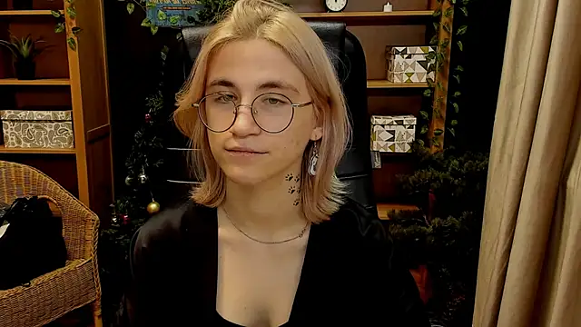 Snapshot of Moon13152 chatting on December 12, 2024, 9:48 pm Moon13152 online show from December 12, 2024, 9:48 pm