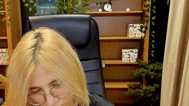 Snapshot of Moon13152 chatting on December 26, 2024, 9:15 pm Moon13152 online show from December 26, 2024, 9:15 pm