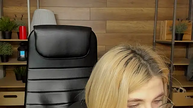 Snapshot of Moon13152 chatting on January 23, 2025, 11:05 pm Moon13152 online show from January 23, 2025, 11:05 pm