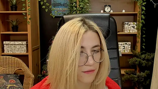 Snapshot of Moon13152 chatting on January 26, 2025, 2:45 am Moon13152 online show from January 26, 2025, 2:45 am