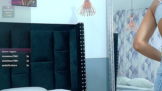 Beautifulskinny18 online show from April 18, 2026, 5:00 am