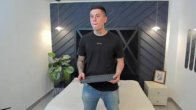 Yeiko Romero  online show from February 12, 2025, 11:51 pm