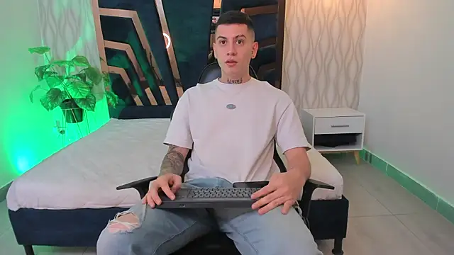 Yeiko Romero  online show from March 15, 2025, 5:26 pm