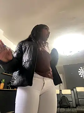 TIFFANYYSTAR online show from November 4, 2025, 1:43 pm