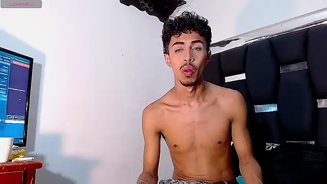 Snapshot of RyanRizzo chatting on December 15, 2024, 1:57 am RyanRizzo online show from December 15, 2024, 1:57 am