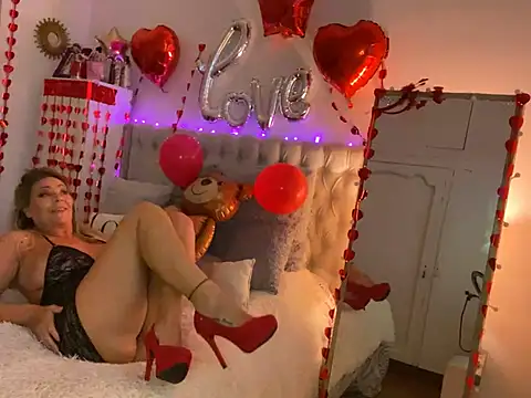 lolavalecuatro online show from February 17, 2025, 11:09 pm