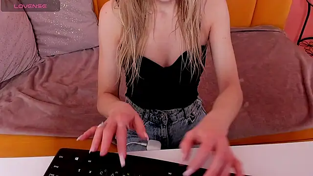 Diana Garrett online show from November 26, 2025, 1:39 am