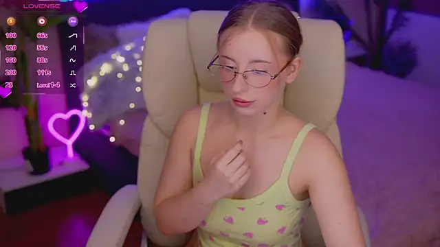 SilverrMoon online show from November 29, 2025, 1:58 pm