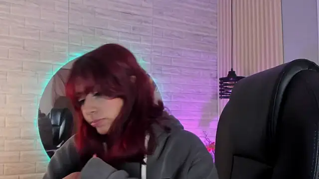 cloe  palmer online show from December 5, 2024, 12:22 pm