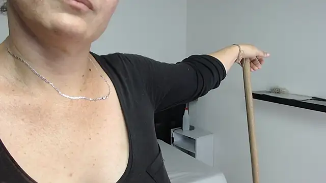 Snapshot of Angelinna_Milf chatting on December 17, 2024, 2:01 am Angelinna Milf online show from December 17, 2024, 2:01 am