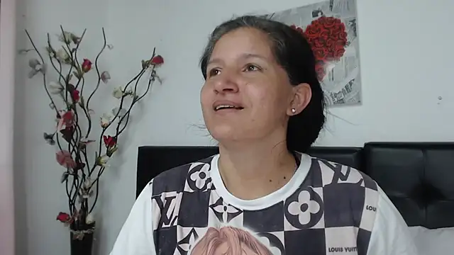 Snapshot of Angelinna_Milf chatting on December 27, 2024, 6:31 pm Angelinna Milf online show from December 27, 2024, 6:31 pm