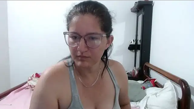 Snapshot of Angelinna_Milf chatting on September 20, 2025, 12:33 am Angelinna Milf online show from September 20, 2025, 12:33 am