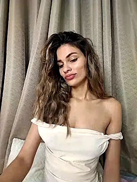 cuteluci  online show from September 29, 2025, 12:43 pm