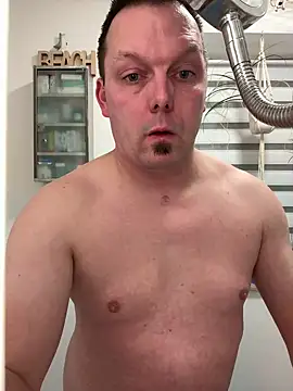 Snapshot of rundum40 chatting on February 9, 2025, 5:54 pm rundum40 online show from February 9, 2025, 5:54 pm