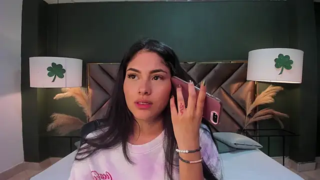 Snapshot of Mia_Elowen chatting on March 18, 2025, 1:00 am Mia Elowen online show from March 18, 2025, 1:00 am