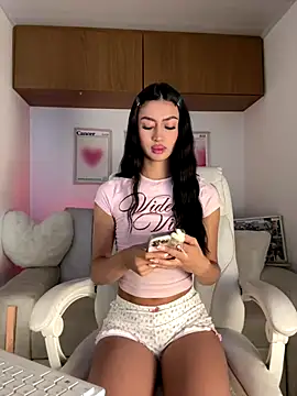 Snapshot of maddy_bronw_ chatting on December 16, 2025, 10:15 pm maddy bronw online show from December 16, 2025, 10:15 pm