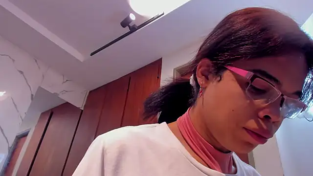 Snapshot of evelyn_wine chatting on October 17, 2025, 1:14 pm evelyn wine online show from October 17, 2025, 1:14 pm