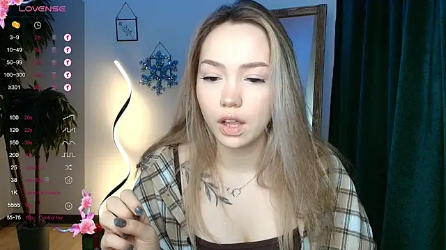 Snapshot of Evia_r0se chatting on December 17, 2024, 5:29 am Evia r0se online show from December 17, 2024, 5:29 am