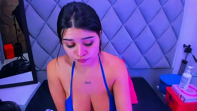 venusowen  online show from December 18, 2025, 1:39 pm