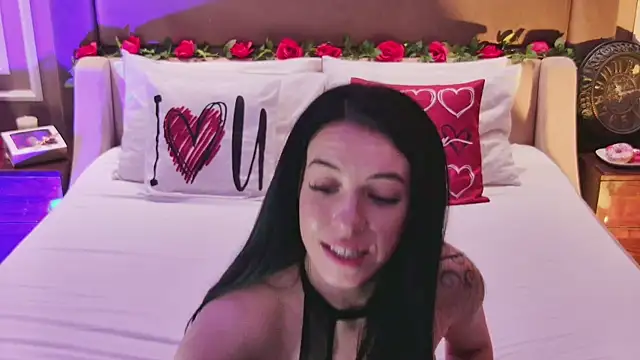 Snapshot of MadilynFox chatting on February 15, 2025, 1:53 am MadilynFox online show from February 15, 2025, 1:53 am