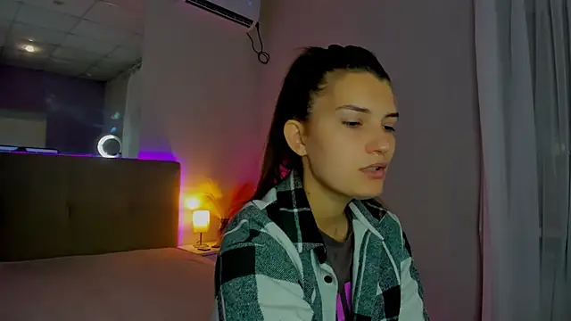 Laura Leee online show from September 12, 2025, 5:29 am