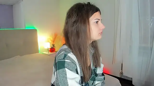 Laura Leee online show from October 17, 2025, 5:10 am