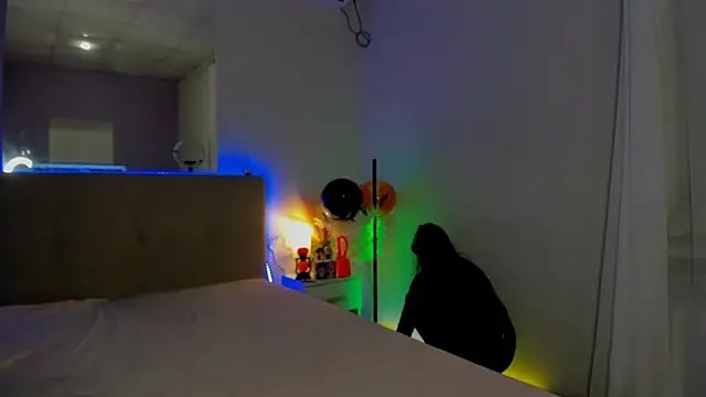 Laura Leee online show from November 7, 2025, 6:24 am