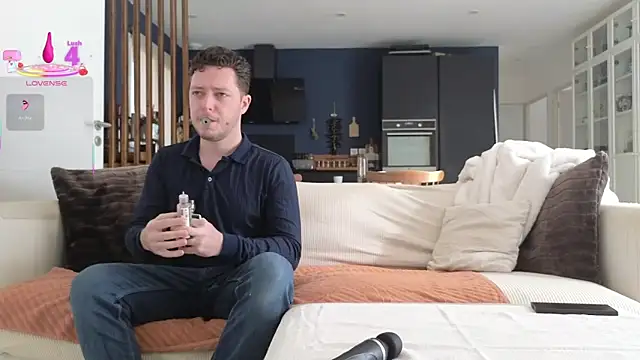 Snapshot of Luxymin34 chatting on February 14, 2025, 9:24 am Luxymin34 online show from February 14, 2025, 9:24 am