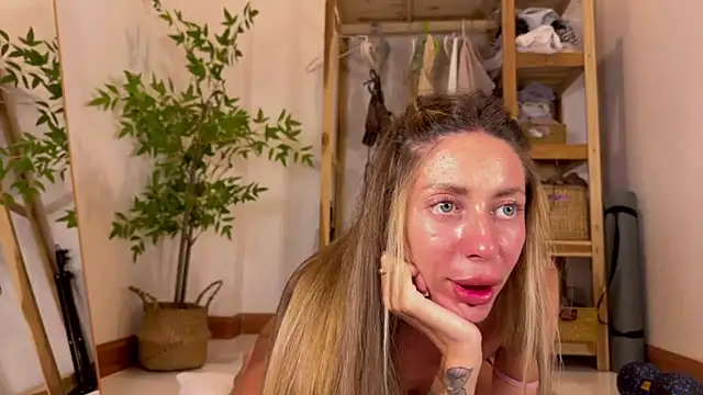 Snapshot of ___art chatting on November 4, 2025, 11:42 am art online show from November 4, 2025, 11:42 am