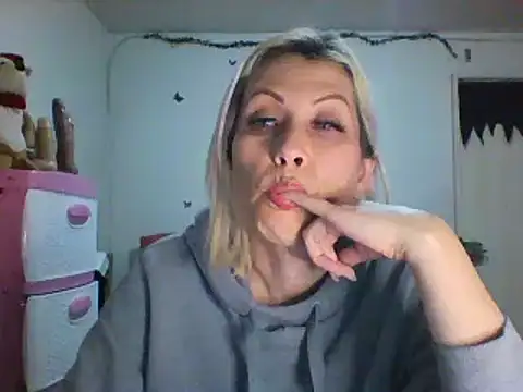 alixia81 online show from December 22, 2024, 2:28 am