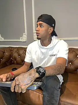 AaronCruz  online show from February 28, 2025, 12:42 pm