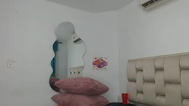 Roxy-Smith online show from November 14, 2025, 11:02 pm